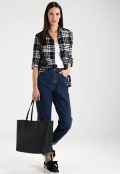 Even&Odd Shopping Bag - Black/red -Even And Odd Verkaufsgeschäft 387c206f18b04f27836574cf70899e3a 1