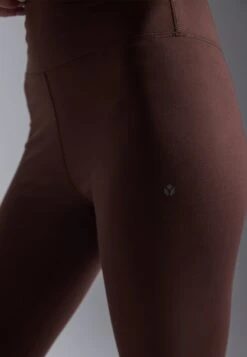 ESSENTIAL FULL LENGTH HIGH RISE LEGGINGS - Leggings - Dark Brown 13 ESSENTIAL FULL LENGTH HIGH RISE LEGGINGS - Leggings - Dark Brown -Even And Odd Verkaufsgeschäft 38cf719e882344bc8611a423af33bee9