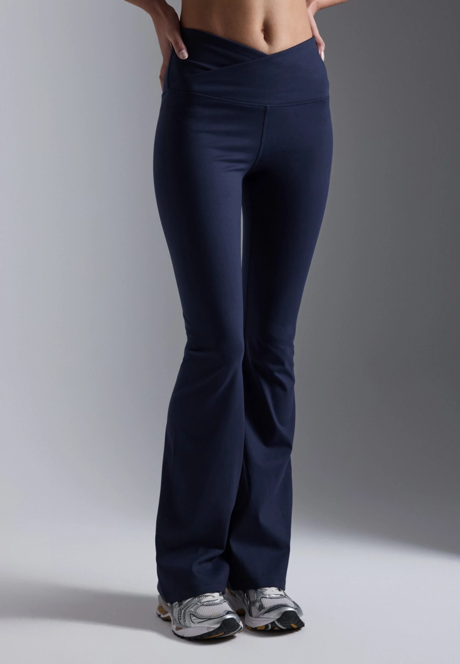 FLARED MID RISE LEGGINGS WITH OVERLAP V-WAISTBAND - Leggings - Dark Blue 1 FLARED MID RISE LEGGINGS WITH OVERLAP V-WAISTBAND - Leggings - Dark Blue