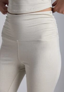 FLARED HIGH RISE LEGGINGS WITH SIDE RUCHING - Leggings - Mottled Beige 11 FLARED HIGH RISE LEGGINGS WITH SIDE RUCHING - Leggings - Mottled Beige -Even And Odd Verkaufsgeschäft d79bcba1bf784a16a8ac25a041d433e8